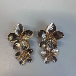 Gold flower earrings great condition